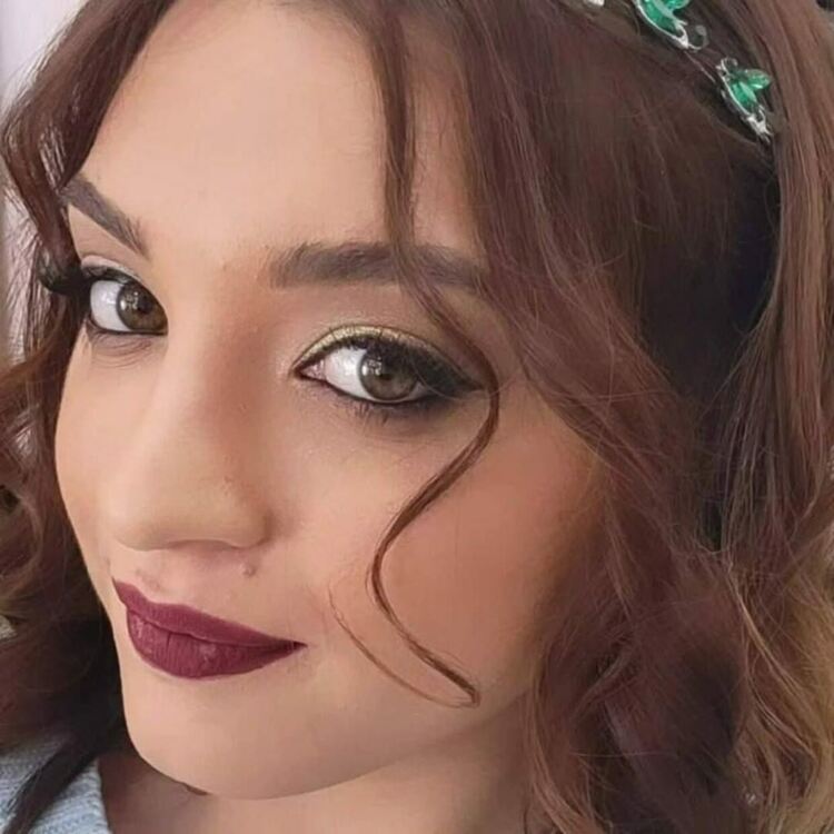 Котешки очи и червило карамел избират абитуриентките