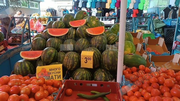   Плодовете за богатите на Пазара в Кърджали поевтиняха, още не са достъпни за бедните