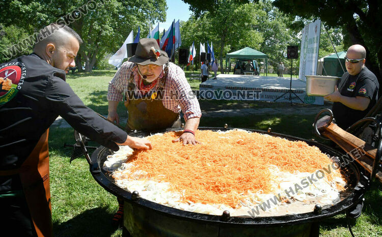 На Кенана: Ути готви кавърма в 80-килограмов тиган 