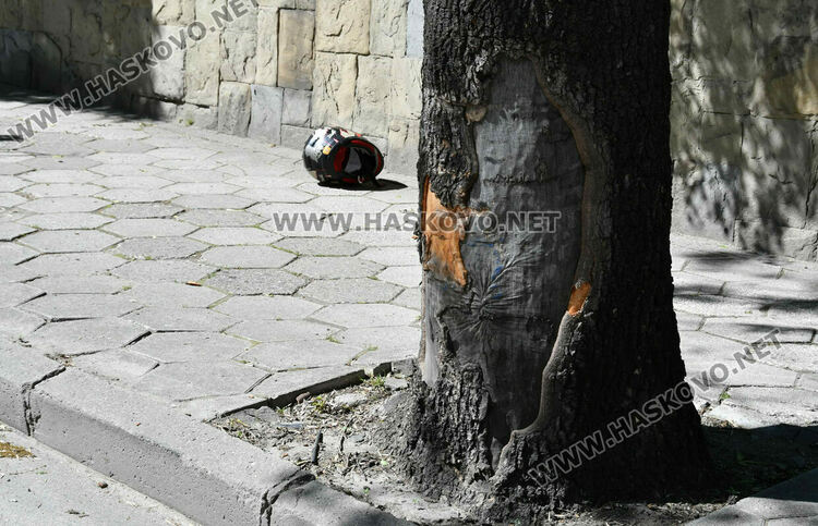 Моторист се блъсна в дърво на ул. „Стара планина“