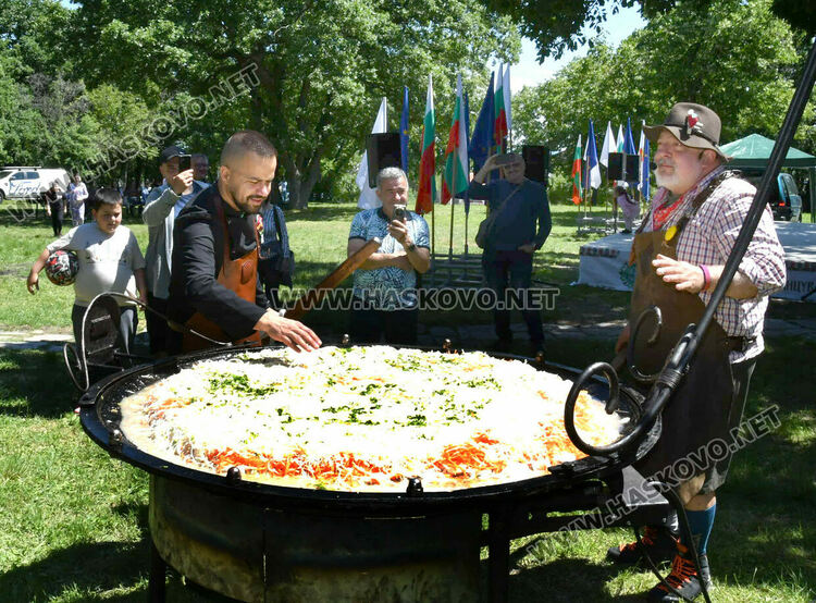 На Кенана: Ути готви кавърма в 80-килограмов тиган 