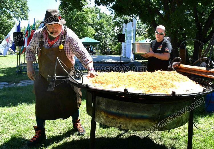 На Кенана: Ути готви кавърма в 80-килограмов тиган 