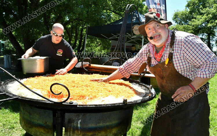 На Кенана: Ути готви кавърма в 80-килограмов тиган 