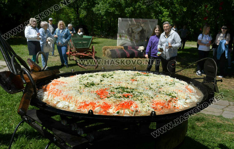 На Кенана: Ути готви кавърма в 80-килограмов тиган 