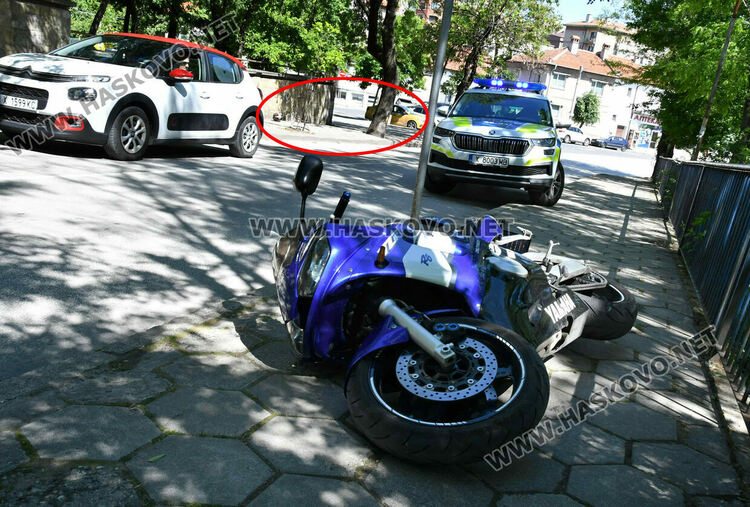 Моторист се блъсна в дърво на ул. „Стара планина“