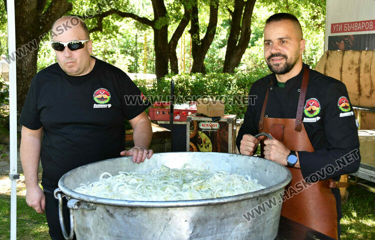 На Кенана: Ути готви кавърма в 80-килограмов тиган 