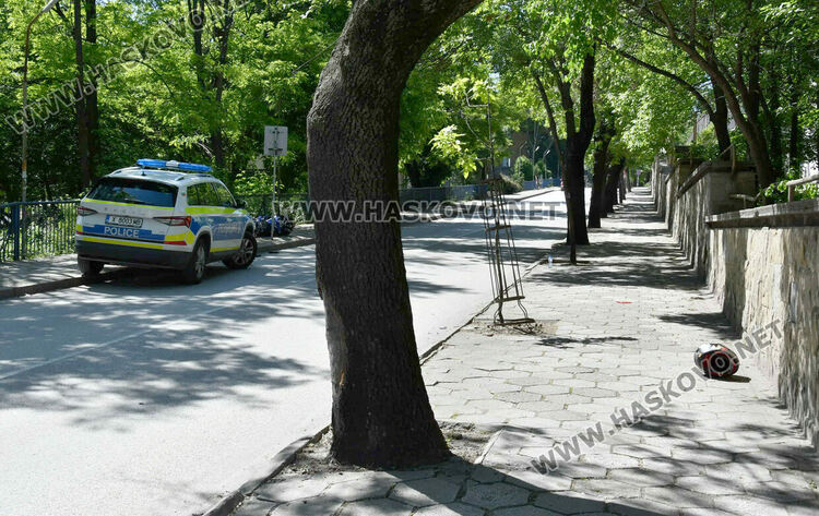 Моторист се блъсна в дърво на ул. „Стара планина“