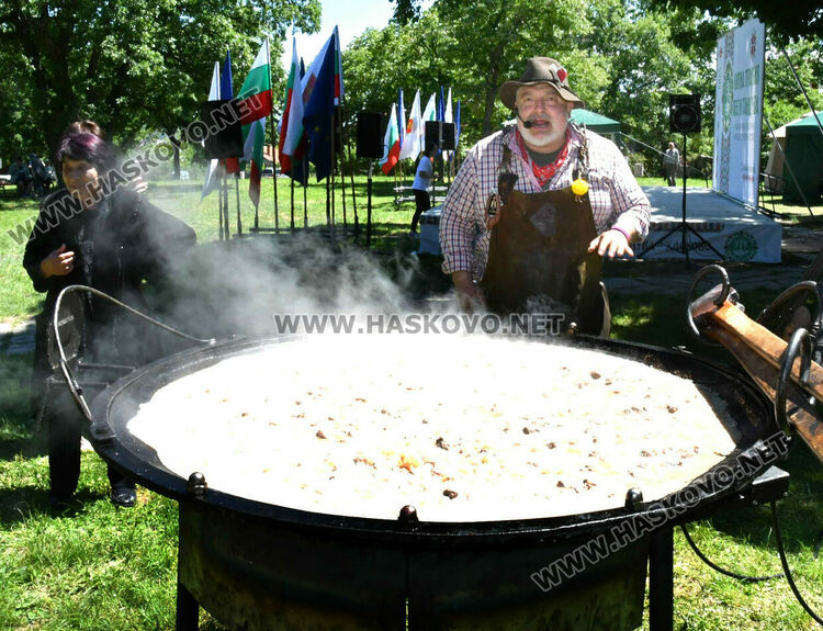 На Кенана: Ути готви кавърма в 80-килограмов тиган 