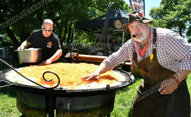 На Кенана: Ути готви кавърма в 80-килограмов тиган 