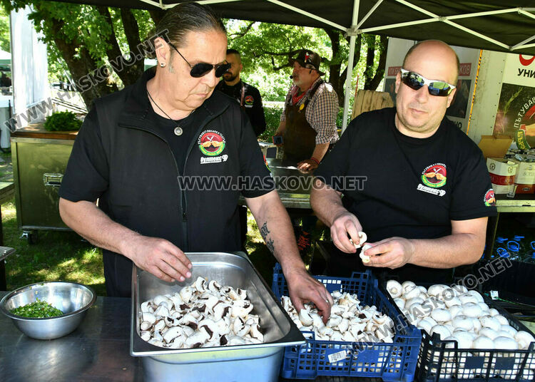 На Кенана: Ути готви кавърма в 80-килограмов тиган 