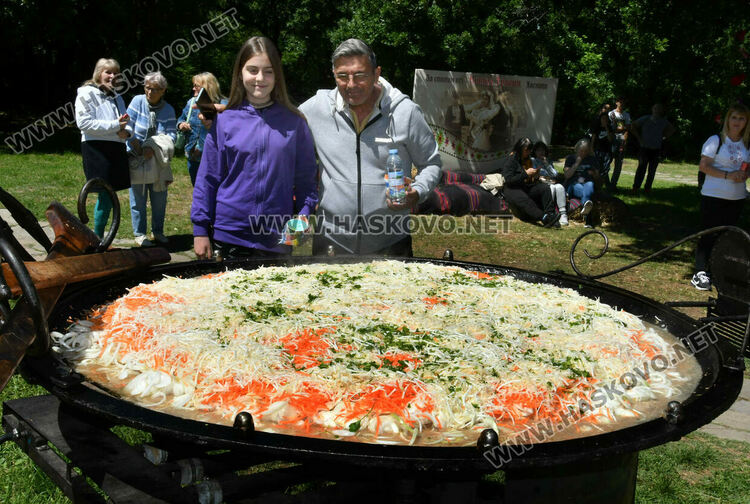 На Кенана: Ути готви кавърма в 80-килограмов тиган 