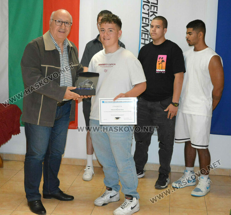 Наградиха 7 млади енергетици за успешно завършено дуално обучение 