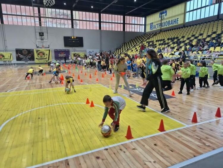 Ежегодния спортен празник за деца от детските градини в община Перник се проведе в зала „Борис Гюдеров“