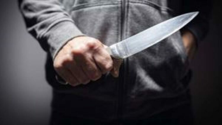 Семеен скандал за имот в Пернишко: Мъж заплаши племенницата си с нож