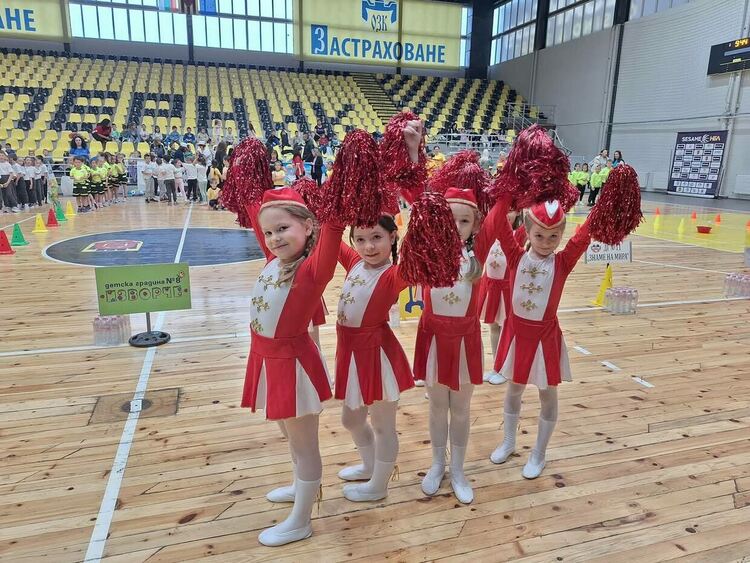 Ежегодния спортен празник за деца от детските градини в община Перник се проведе в зала „Борис Гюдеров“