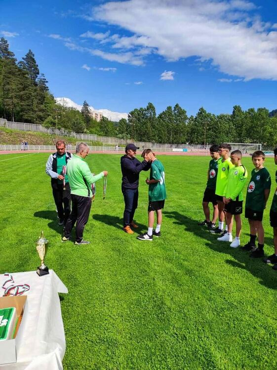 Юношите на „Вихър 1965“ с шампионска титла и златни медали