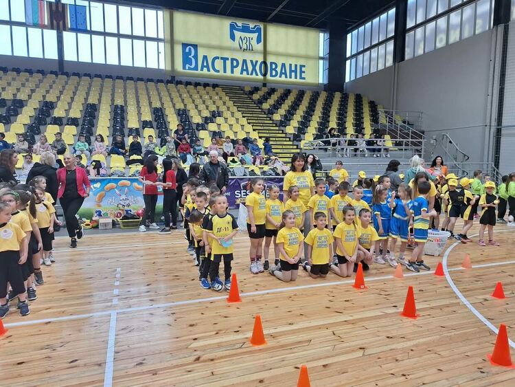 Ежегодния спортен празник за деца от детските градини в община Перник се проведе в зала „Борис Гюдеров“
