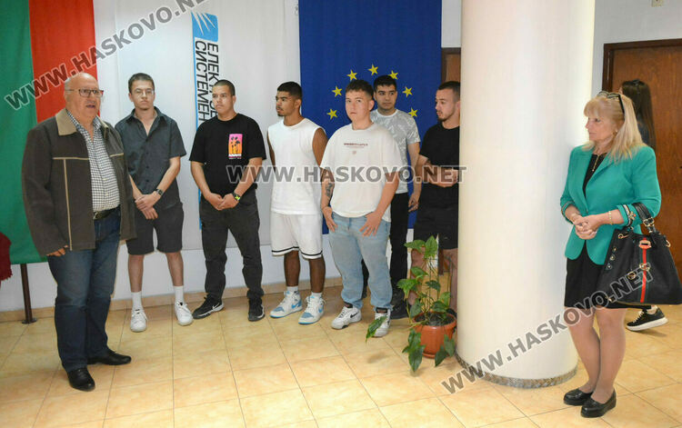 Наградиха 7 млади енергетици за успешно завършено дуално обучение 