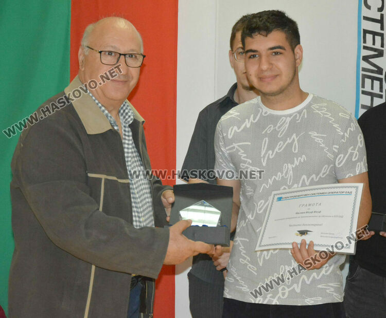 Наградиха 7 млади енергетици за успешно завършено дуално обучение 