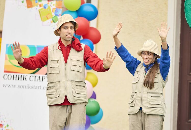 Силвестър Силвестров,  Преслава Пейчева  иEi Bo помагат на  СОНИК СТАРТ да сбъдва мечтите на децата 