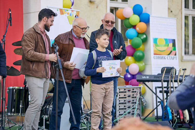 Силвестър Силвестров,  Преслава Пейчева  иEi Bo помагат на  СОНИК СТАРТ да сбъдва мечтите на децата 