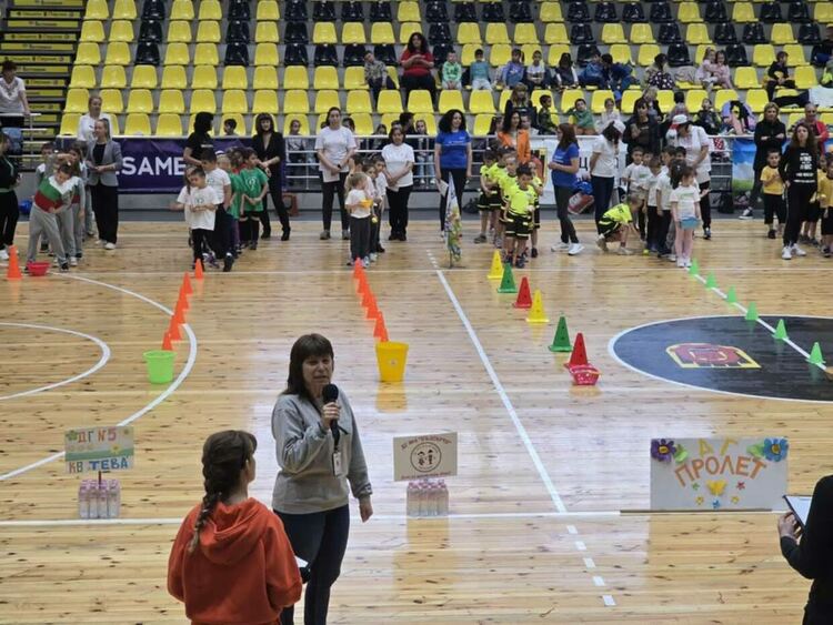 Ежегодния спортен празник за деца от детските градини в община Перник се проведе в зала „Борис Гюдеров“