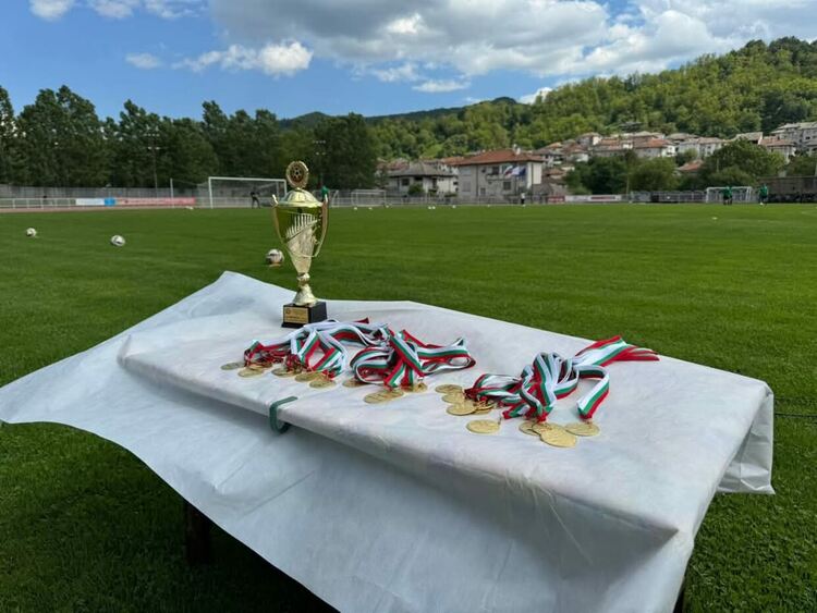 Юношите на „Вихър 1965“ с шампионска титла и златни медали