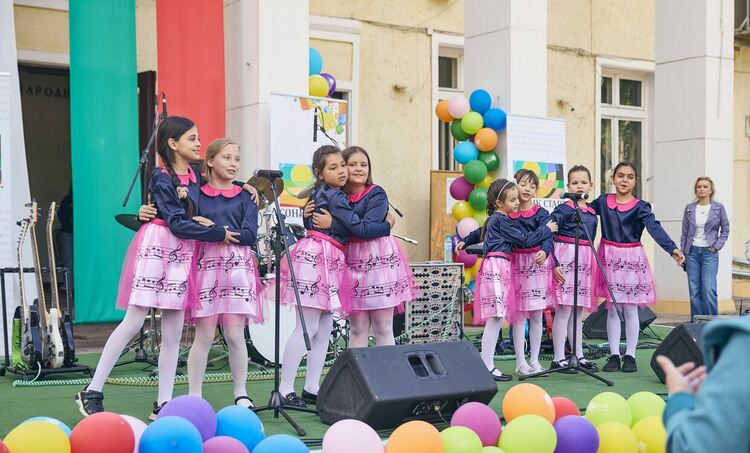 Силвестър Силвестров,  Преслава Пейчева  иEi Bo помагат на  СОНИК СТАРТ да сбъдва мечтите на децата 