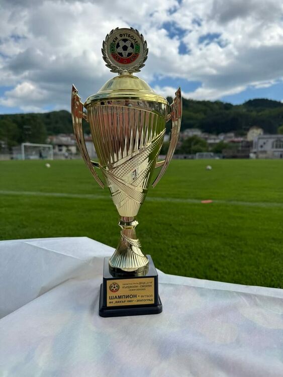 Юношите на „Вихър 1965“ с шампионска титла и златни медали