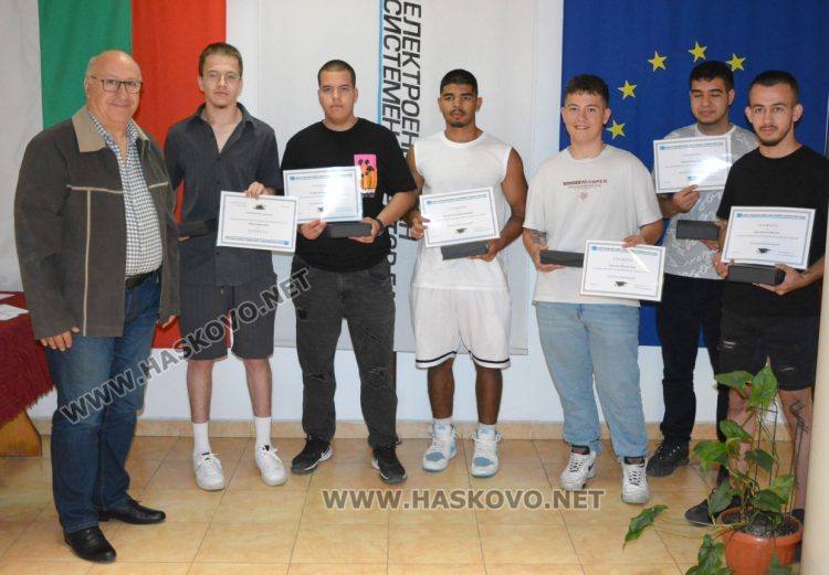 Наградиха 7 млади енергетици за успешно завършено дуално обучение 