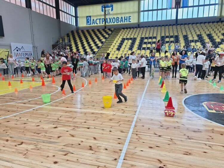 Ежегодния спортен празник за деца от детските градини в община Перник се проведе в зала „Борис Гюдеров“