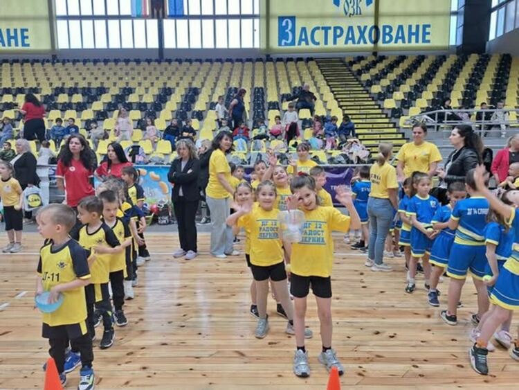 Ежегодния спортен празник за деца от детските градини в община Перник се проведе в зала „Борис Гюдеров“