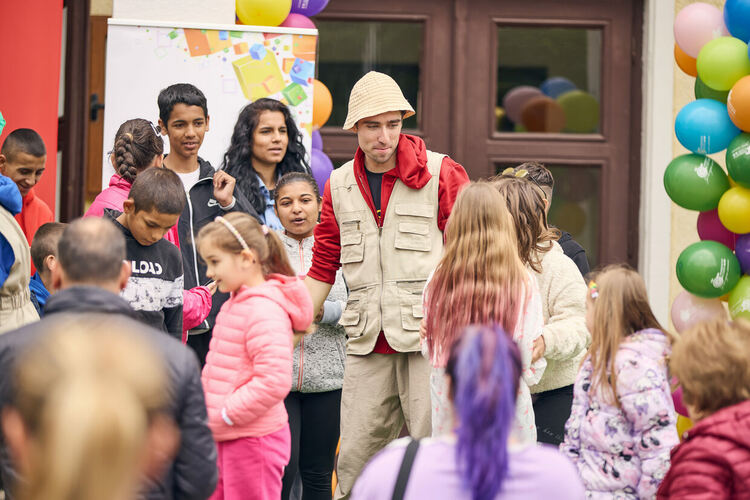 Силвестър Силвестров,  Преслава Пейчева  иEi Bo помагат на  СОНИК СТАРТ да сбъдва мечтите на децата 