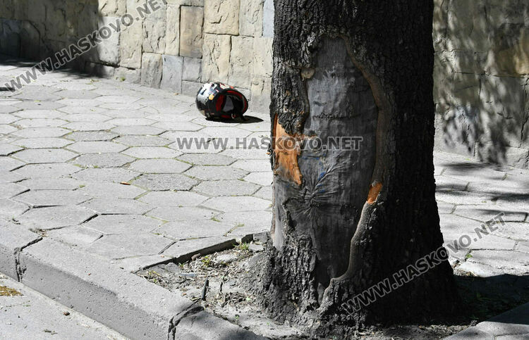 С опасност за живота е катастрофиралият моторист в Хасково