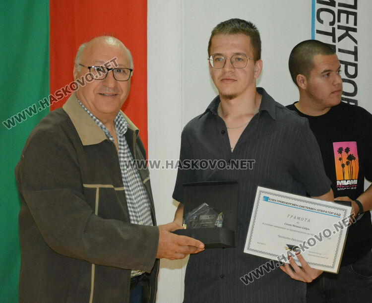 Наградиха 7 млади енергетици за успешно завършено дуално обучение 