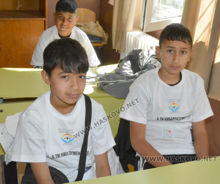 Обучиха ученици как да се пазят от насилие в интернет