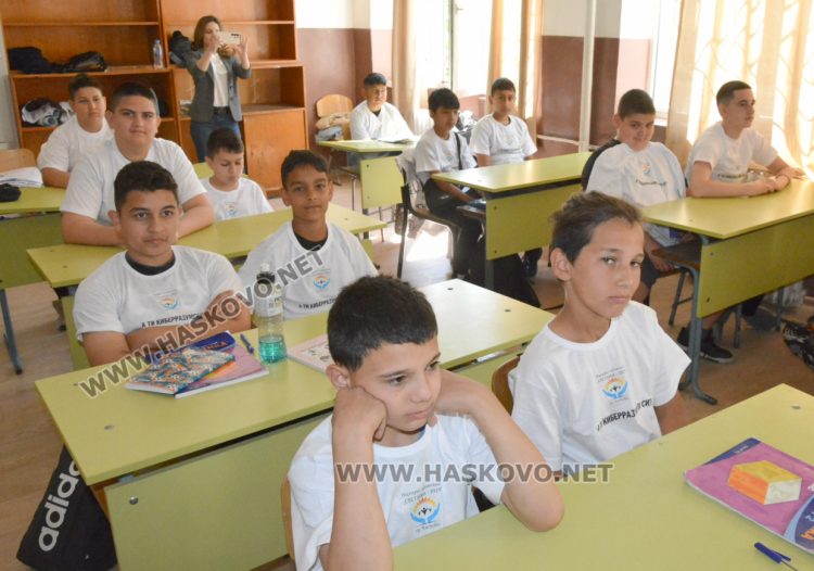 Обучиха ученици как да се пазят от насилие в интернет