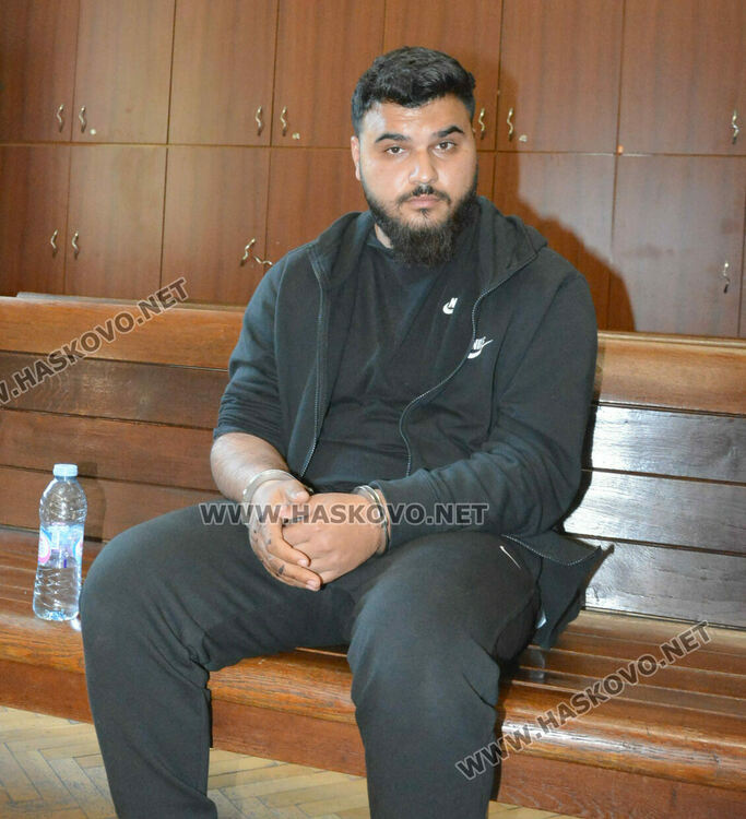 Обвиняемият за катастрофата със смърт и ранено дете отрича да е шофирал катастрофиралия бус