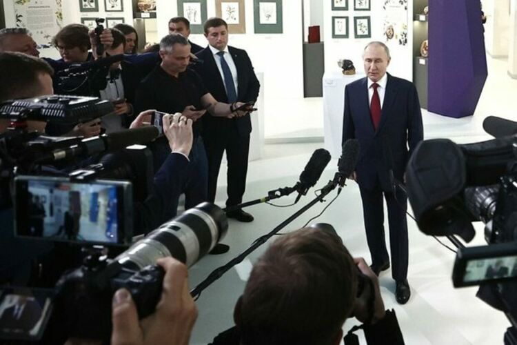Владимир Путин говори пред журналисти след вчерашния си разговор с Тръмп