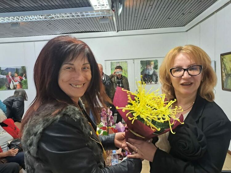 Поетесата Екатерина Гаджева представи дебютната си стихосбирка „Самодива”