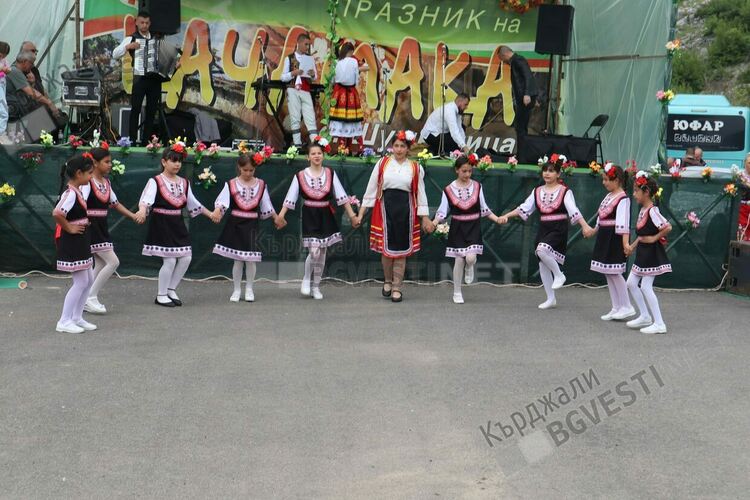 Малките танцьорки от ОУ”П.Яворов” в Кърджали спечелиха сърцата на публиката на Празника на качамака в с.Шумнатица