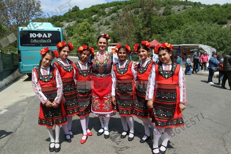 Малките танцьорки от ОУ”П.Яворов” в Кърджали спечелиха сърцата на публиката на Празника на качамака в с.Шумнатица