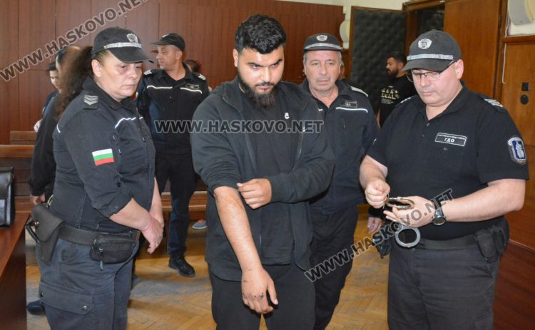 Обвиняемият за катастрофата със смърт и ранено дете отрича да е шофирал катастрофиралия бус