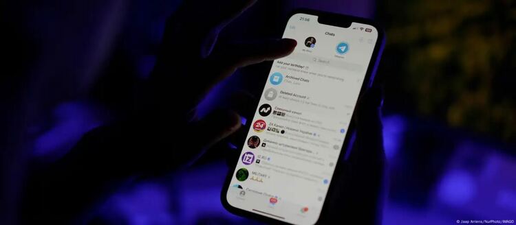 Често с тези агенти връзката се осъществява през мобилни приложения като Телеграм.