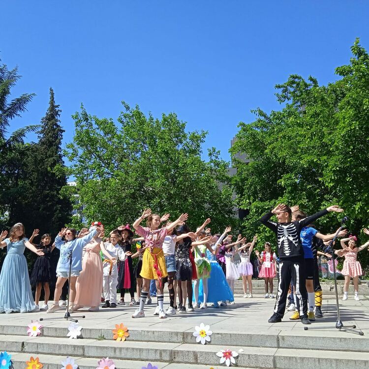 Пъстър детски карнавал огласи центъра на Кърджали