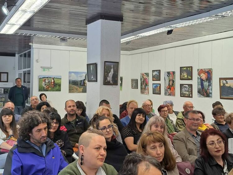 Поетесата Екатерина Гаджева представи дебютната си стихосбирка „Самодива”