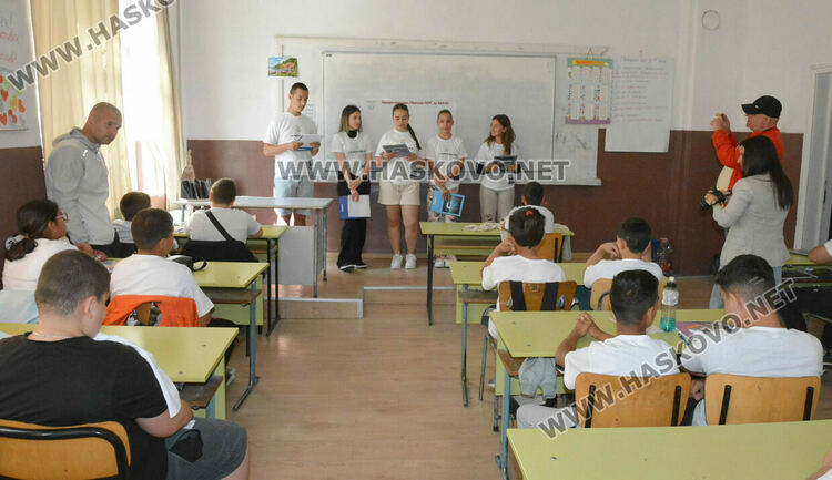 Обучиха ученици как да се пазят от насилие в интернет