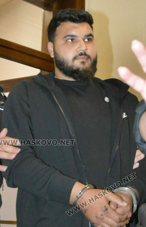 Обвиняемият за катастрофата със смърт и ранено дете отрича да е шофирал катастрофиралия бус