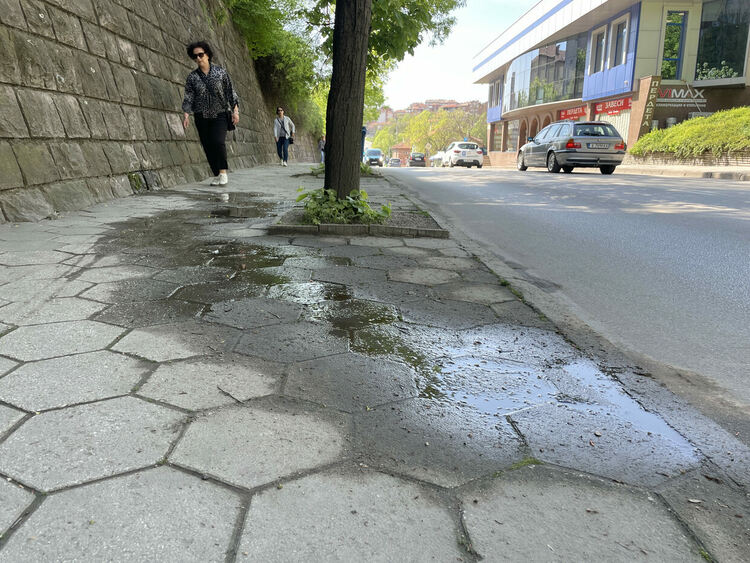 Сигнализираха за стар слаб теч до Оранжевия мост, ВиК отстранява авария на „Славянска“