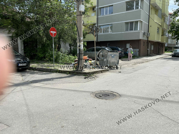 Хасковлийка: Изхвърлиха куп битови отпадъци край контейнер
